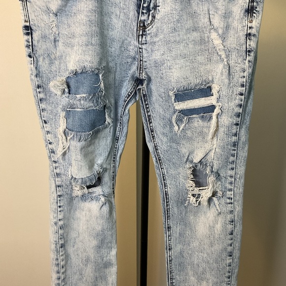 15.Empyre Verge Blue Wash Relaxed Fit Jeans with Distressed Details Size 36 - Picture 4 of 6